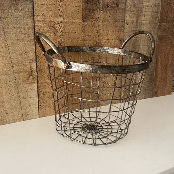 Rustic Metal Wire Basket - Picture 2 of 9